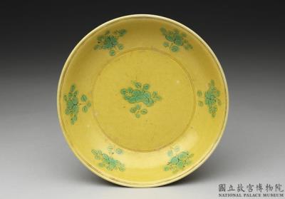 图片[2]-Yellow dish with green flower and fruit design, Ming dynasty, Jiajing reign (1522-1566)-China Archive